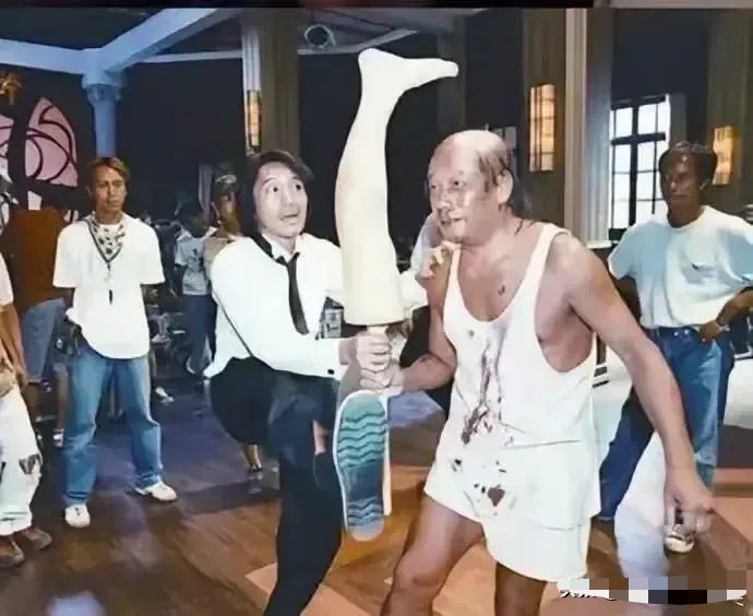 之前看电影的时候还夸这演员功夫了得，原来踢脚过头是这样拍摄的，白瞎我看了十几年电