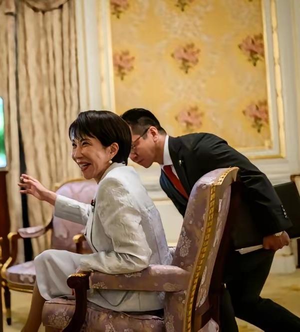 反制高市早苗，最有价值的办法是什么？

反制高市早苗最有价值的办法，不是“打痛日