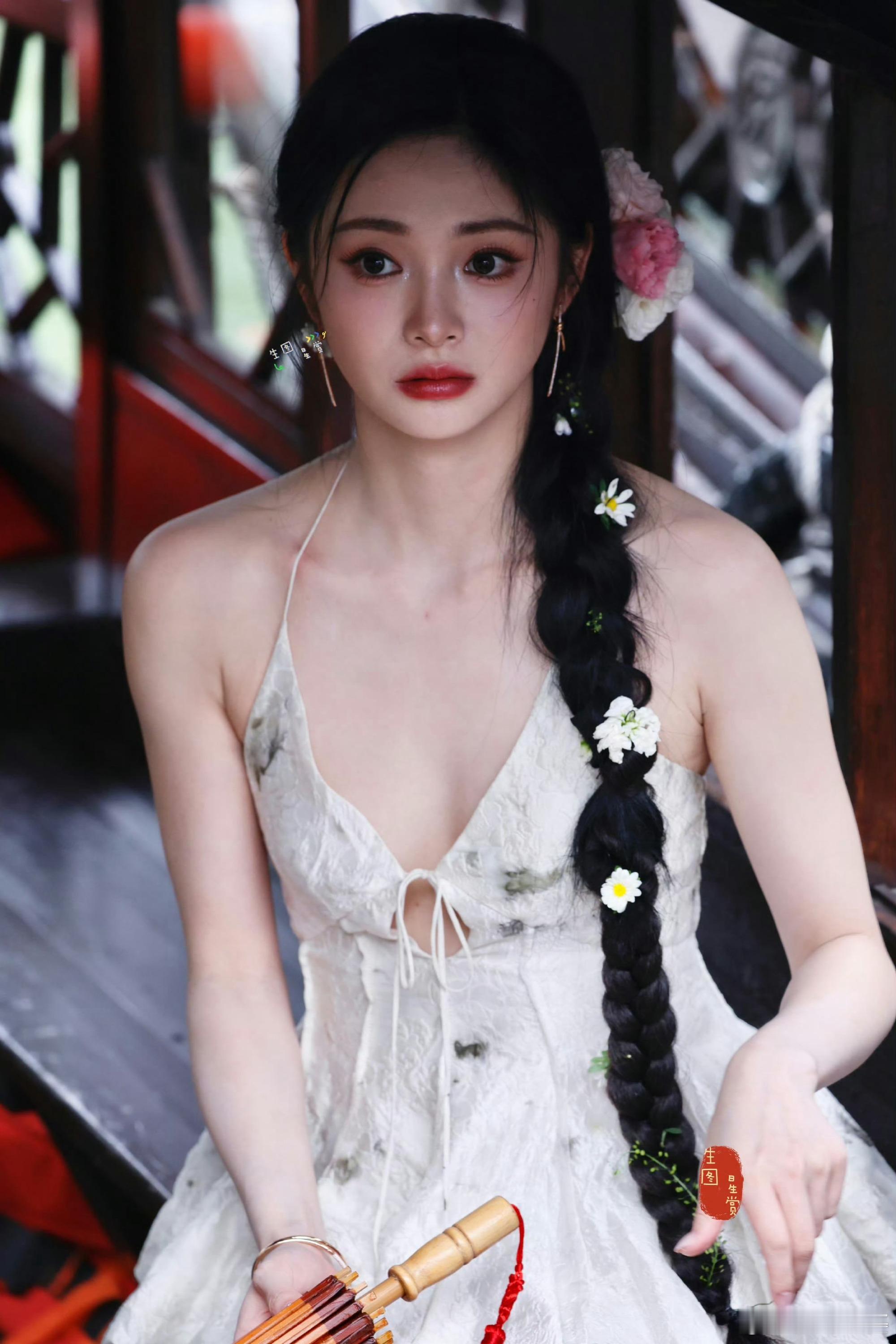 江南古镇氛围感写真分享，周洁琼清雅穿搭适配水乡风光，倚船、撑伞、玩水多组镜头，眉