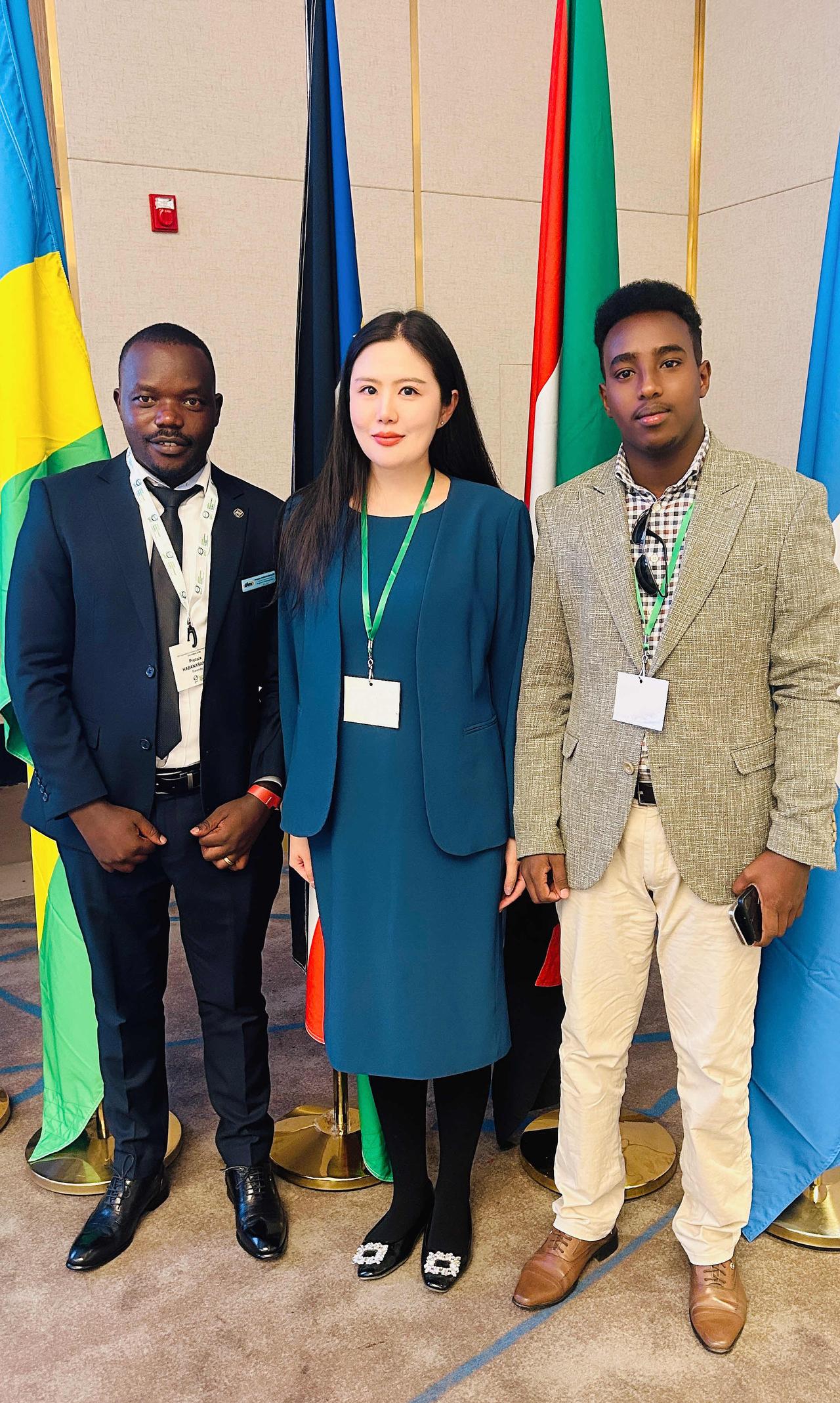 今天参加了世界银行和全球环境基金组织的研讨会～会上大家聊的主要有两个话题：抨击特