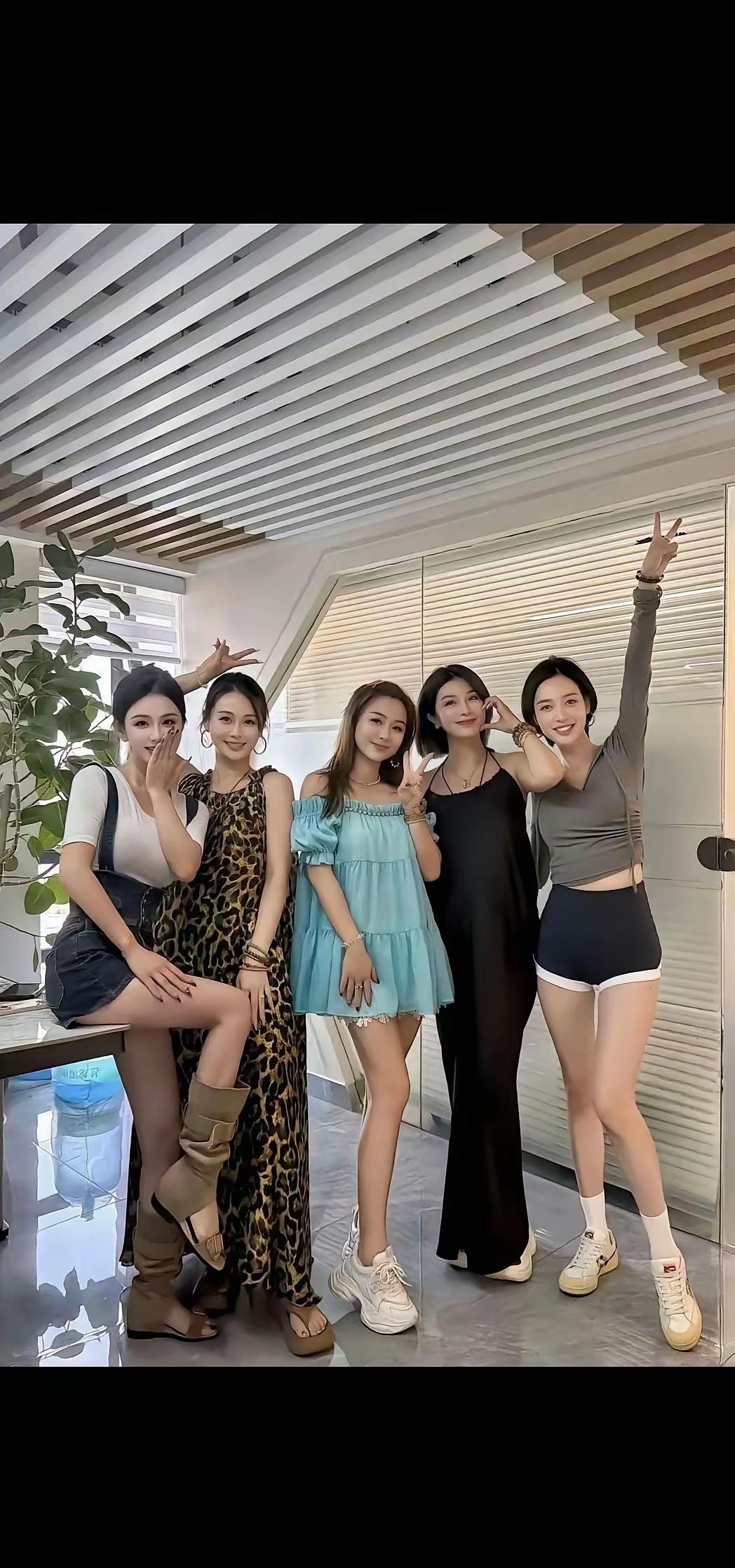 美女 晒图笔记大赛楼上写字间的“五朵金花”，猜猜哪位在单位混得开？