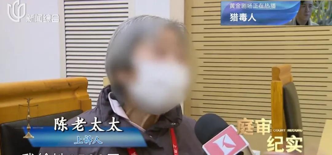 上海，一位母亲将女儿送去日本留学，希望她能拥有更好的未来。女儿学成后嫁给了一位日