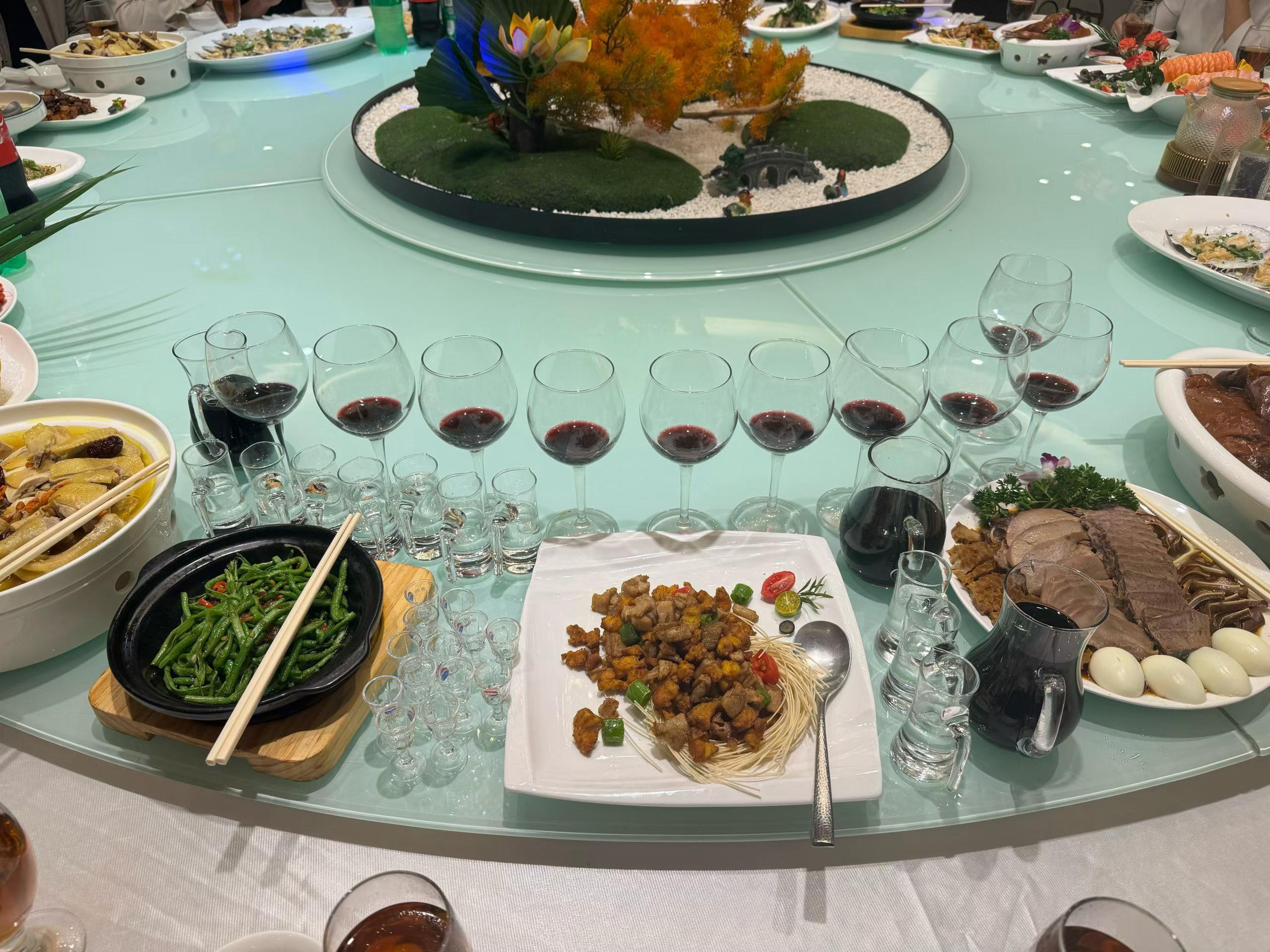 周末约上三五好友聚聚，工作日开心吃肉周末开心喝酒！ 