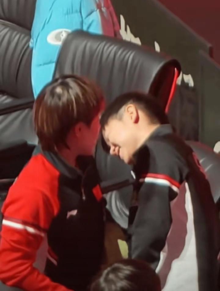 孙颖莎太会撒娇了！

成都混团现场，王艺迪成了让人羡慕的人，她一直在场下悠哉聊天