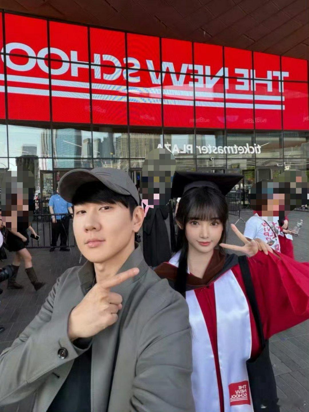 林俊杰晒和七七合照 林俊杰晒出与女友七七的双人合照，记录两人在纽约帕森斯设计学院