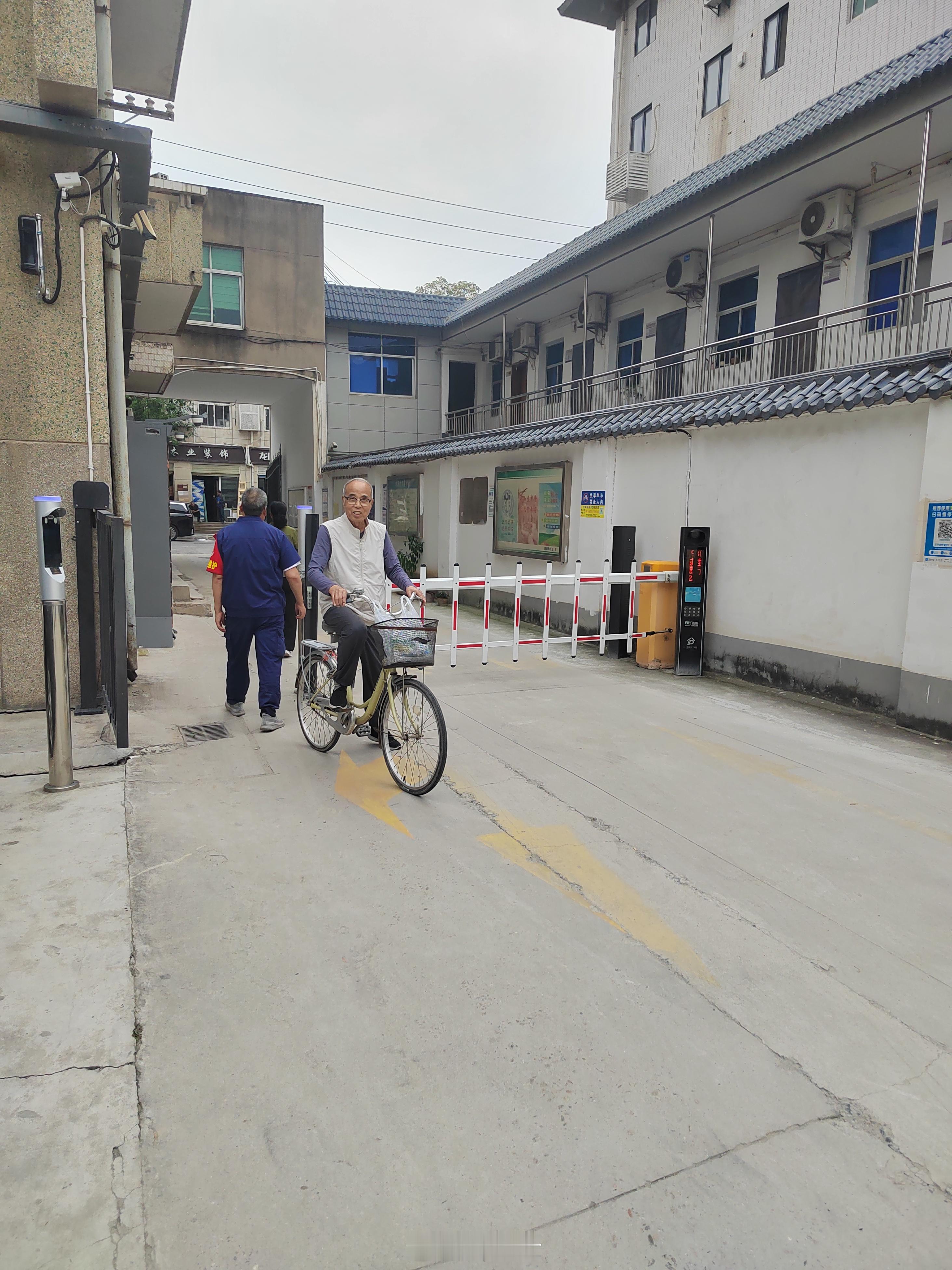 老院子偶遇王学理先生。呃，他才92岁。 ​​​