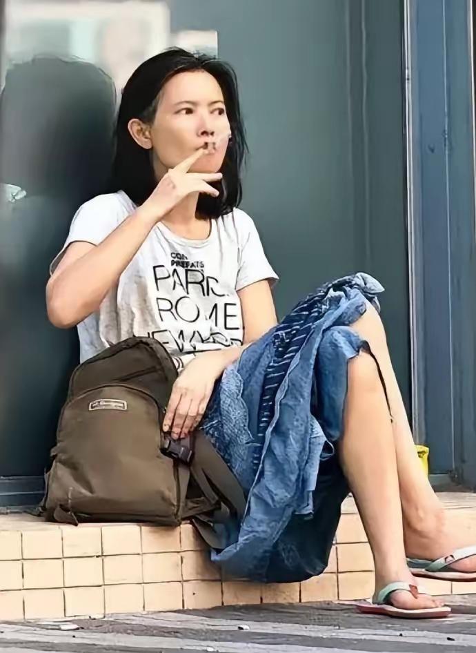 总算看懂蓝洁瑛一生悲剧背后的根源
偶然刷到两张对比强烈的照片，一张活动场合里，男