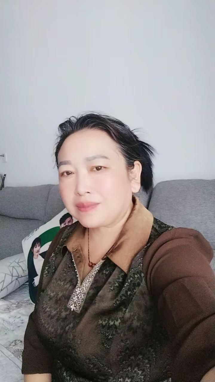 对着镜头臭美