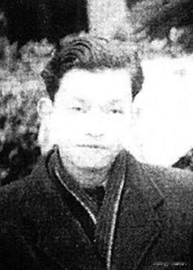 1949年，重庆解放后，特务头子李修凯在大街上遇到了一个地下党员，地下党员大喊：