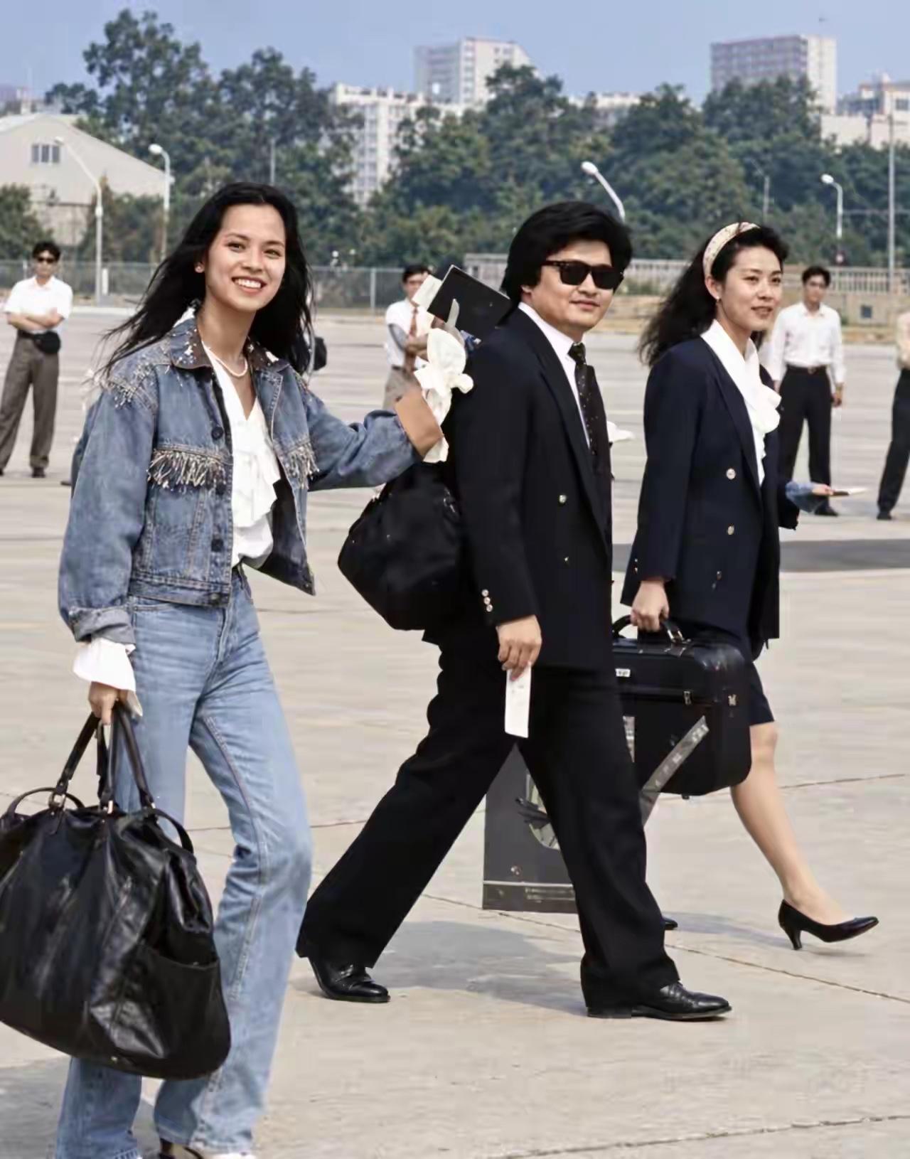 1990年，韦唯与刘欢在亚运会期间的一张合影，两人走到一起，当时刘欢27岁，韦唯