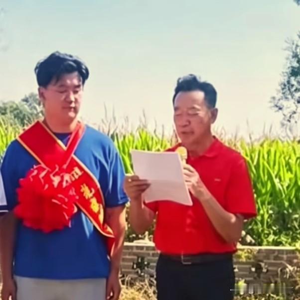 大家别在羡慕寇振海了，
原因很简单，
不是因为他儿子考上名校了，而是因为他年纪太