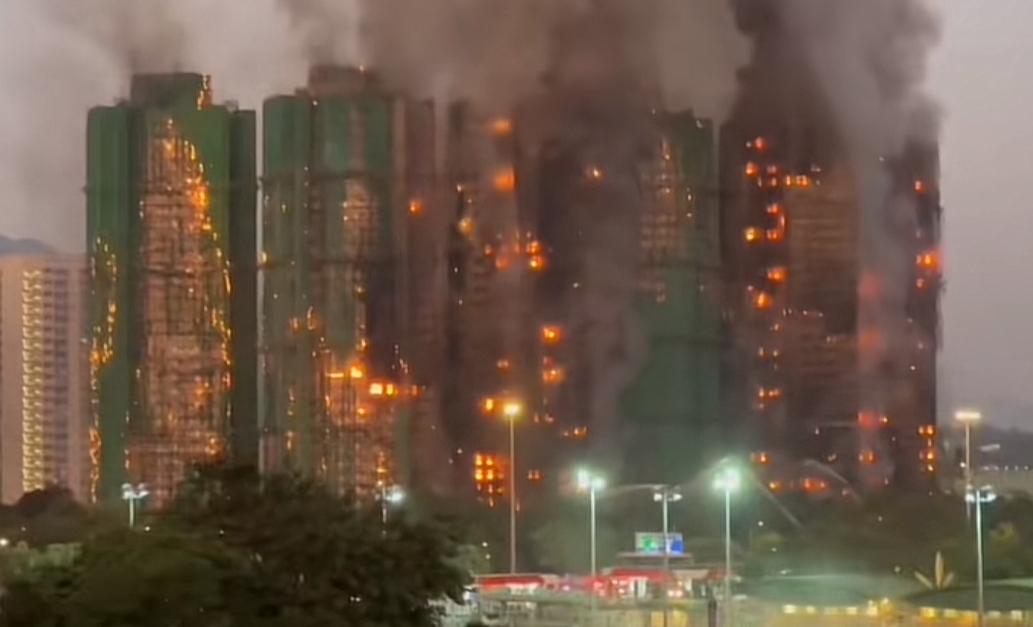 我的天啊，香港这么大的火，隔着屏幕都觉得吓人！这么多栋都烧了，据说是因为围着架子