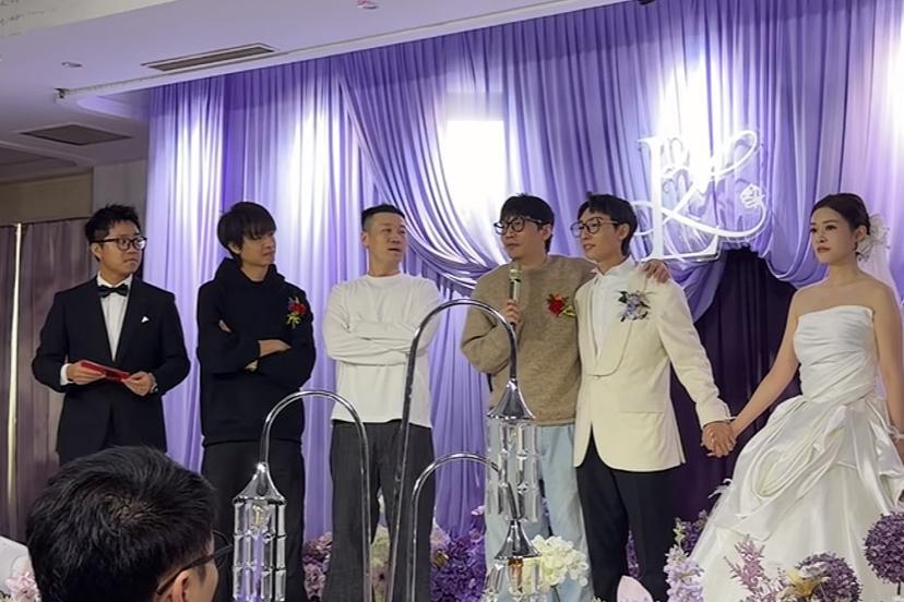 近日，德云社相声演员张九龄、何九华、杨九郎、秦霄贤出现一个婚礼现场，由此引发网友
