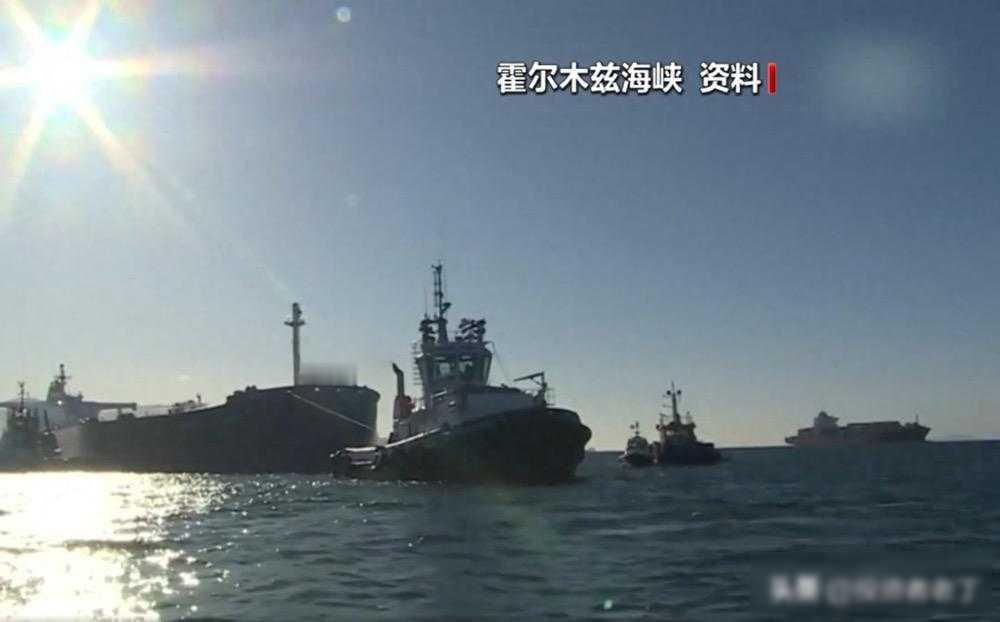 海峡锁死！全球石油命脉被掐断

  伊朗港口工人阿里，每天看着油轮进出海峡，见证