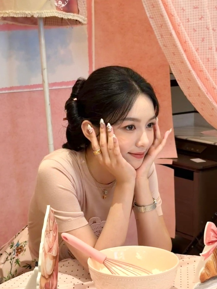 周也花式秀美甲周也好像油画里的在逃公主一颦一笑自带复古浪漫，画面温柔又治愈 