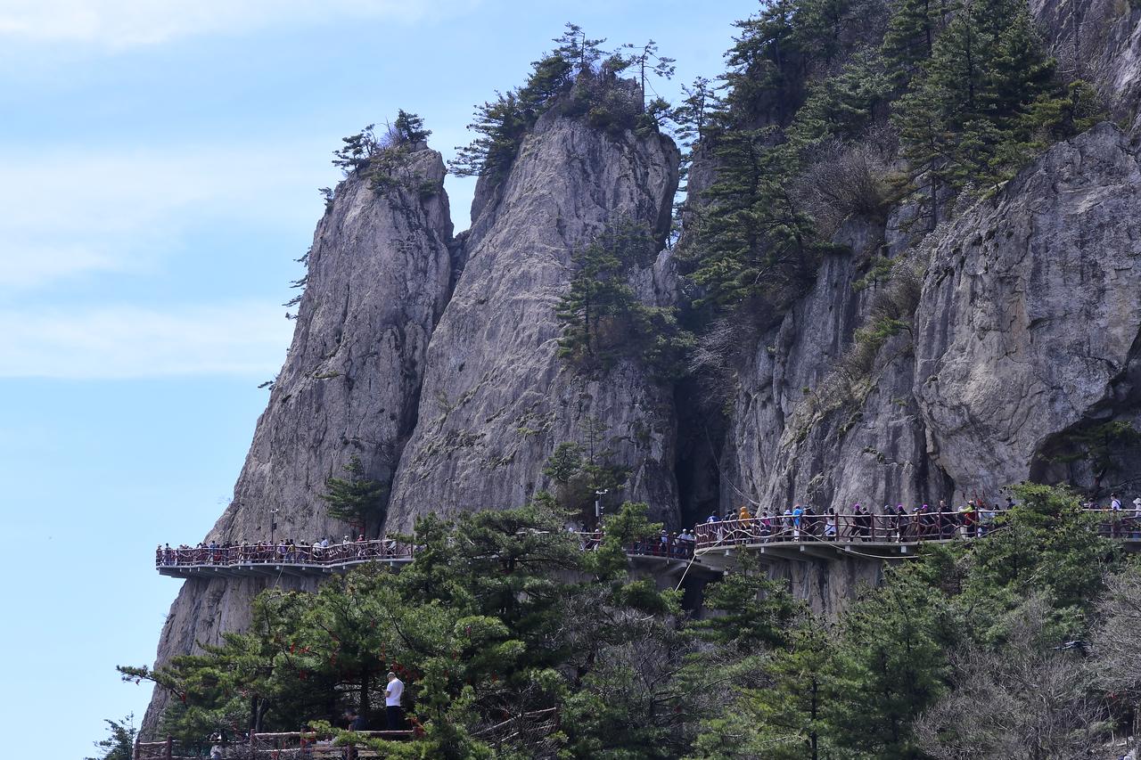 老君山是洛阳一个著名景点之一。
我们旅行的最后一天来到了老君山。因为提前做了攻略