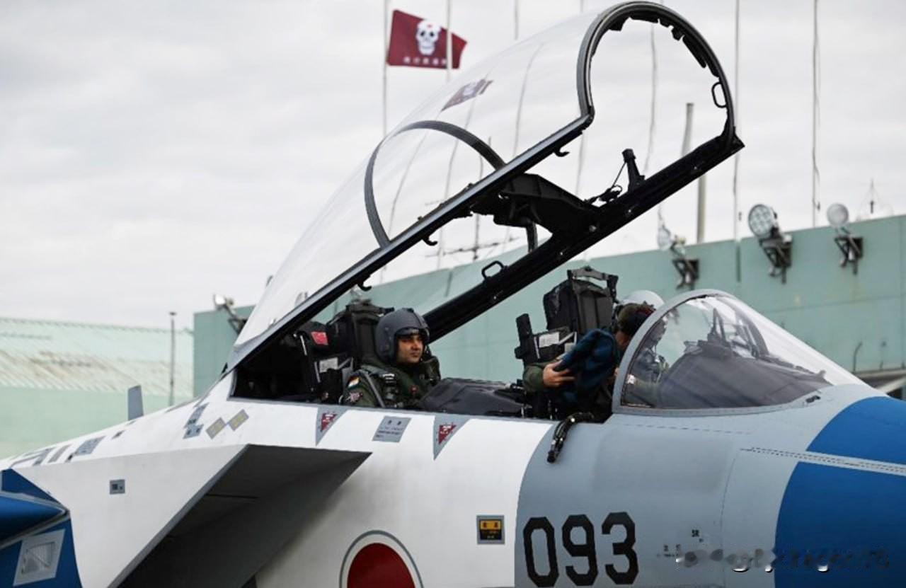 🇯🇵🇮🇳 作为扩大空对空合作的一部分，印度苏-30MKI战斗机飞行员在小