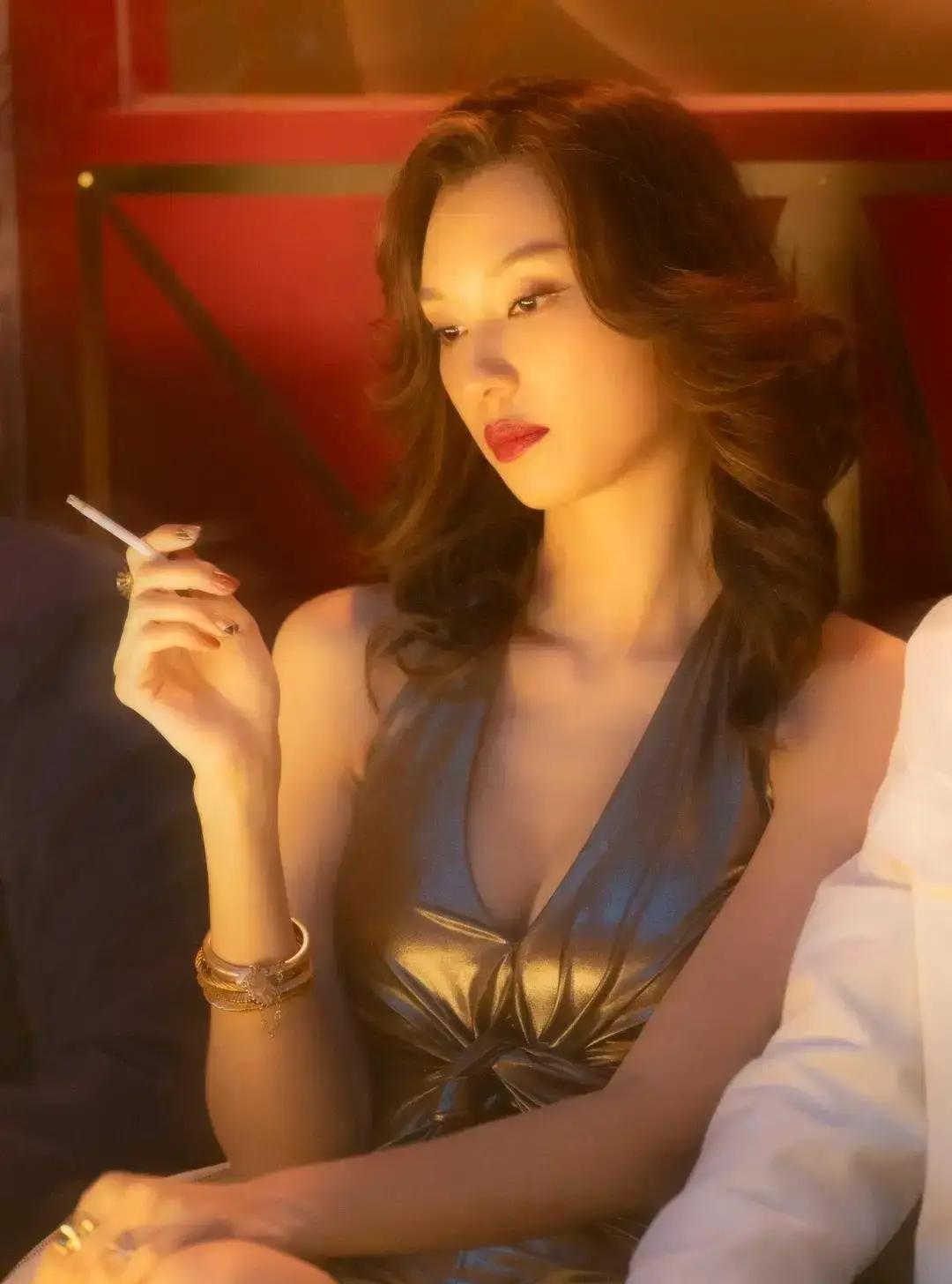 王丹妮廖子妤被传主演《夜王》，全网都在刷港风美人图鉴。

我点进去一看，黑金胶片