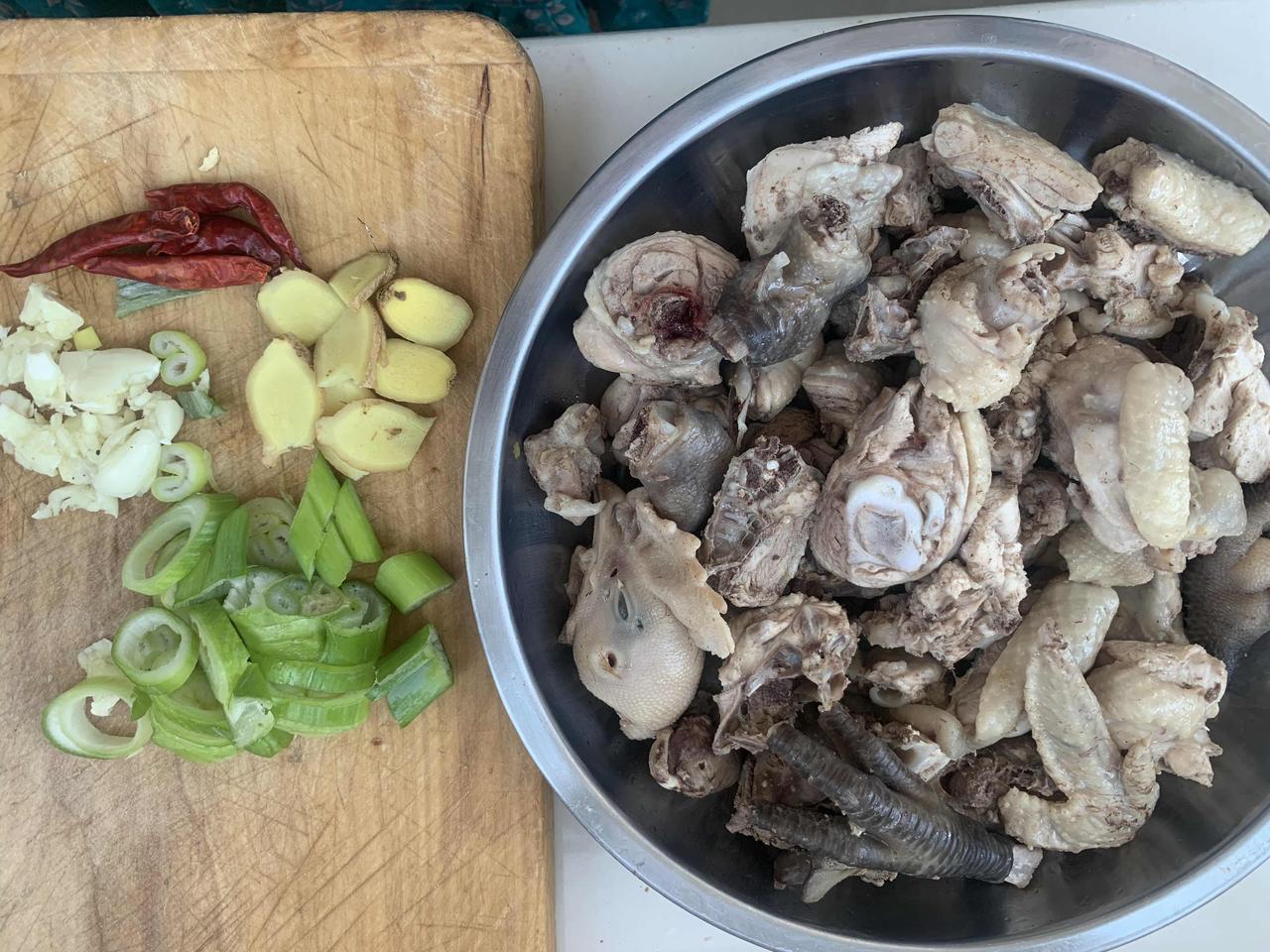 唯有美食与爱不可辜负。今日份的快乐，是这盆榛蘑炖鸡。
买了一只一年以上走地鸡（3