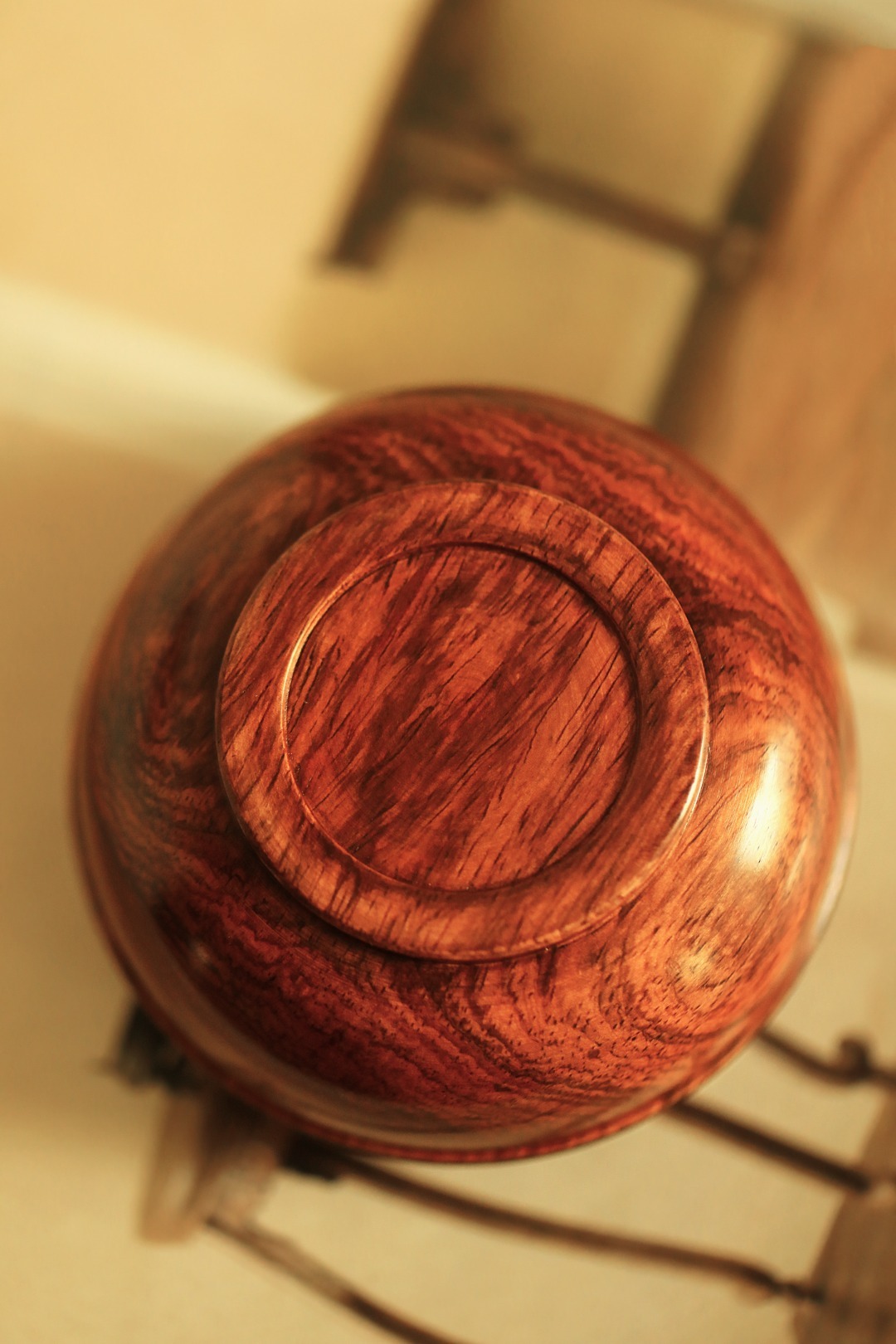 海黄 | 印泥盒一木掏制，质地油润，降香味浓；案头清玩小物，赏藏皆宜。 