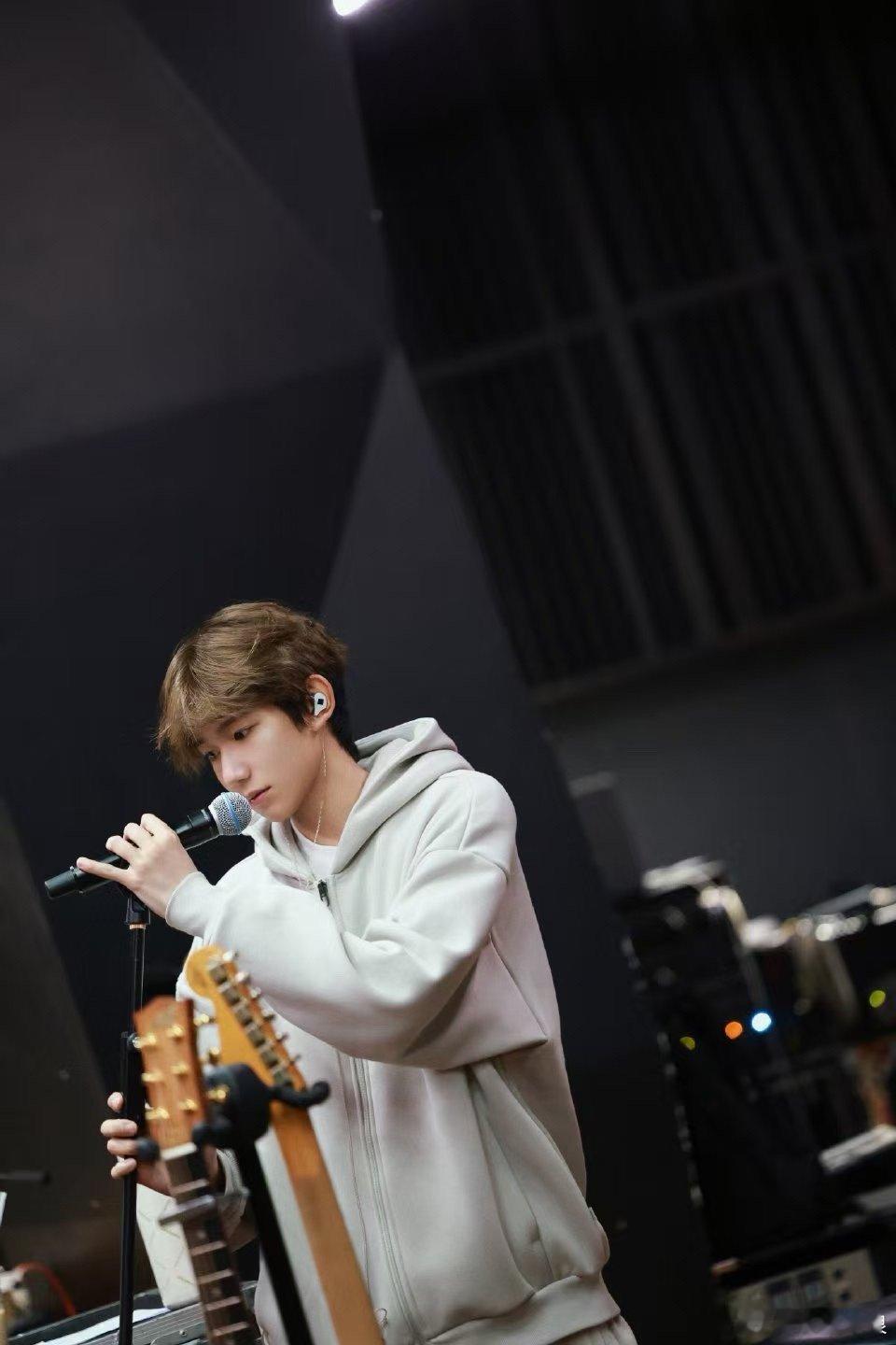 王源冬至营业照王源冬至彩排照王源冬至营业照，哇塞哇塞，