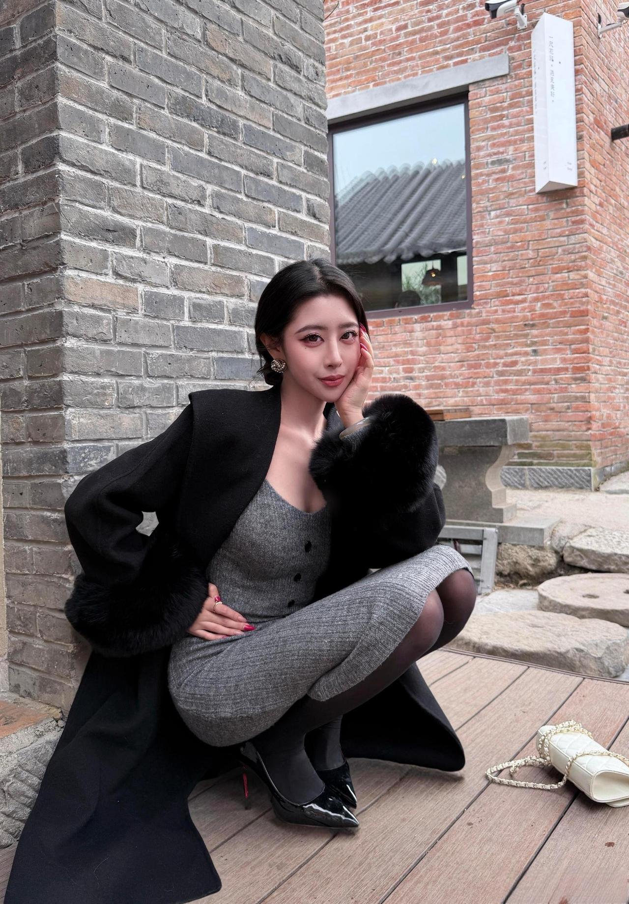 这套穿搭是冷艳高级的秋冬轻奢风，气场与精致感并存。灰色针织吊带裙修身显曲线，单排