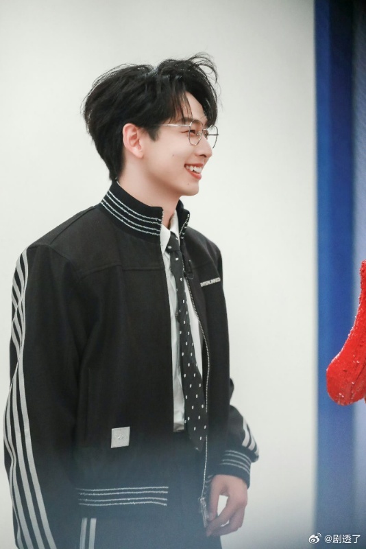 齐思钧在谢娜旁边承担了何炅功能没人觉得娜姐和齐思钧这样的搭配还挺好吗？该欢乐的时