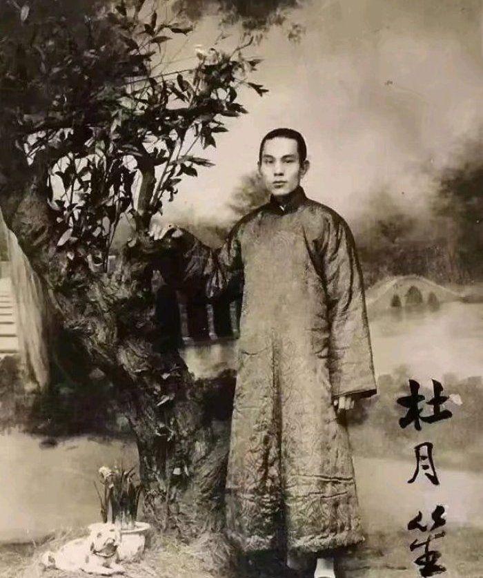 上海滩三大亨，有句流传甚广的评语：黄金荣贪财，张啸林善打，杜月笙会做人。 
 