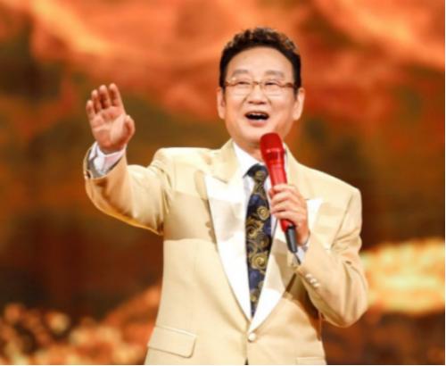 歌唱家蒋大为，凭借许镜清创作的经典歌曲《敢问路在何方》，每周接三次商演，每场收入
