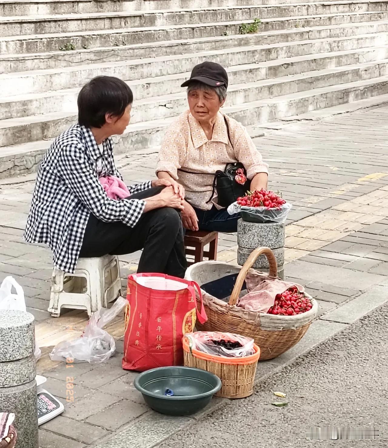 【白鹿原的樱桃下来了！】 陈忠实先生笔下的白鹿原樱桃谷，又迎来了收获季。樱桃熟了