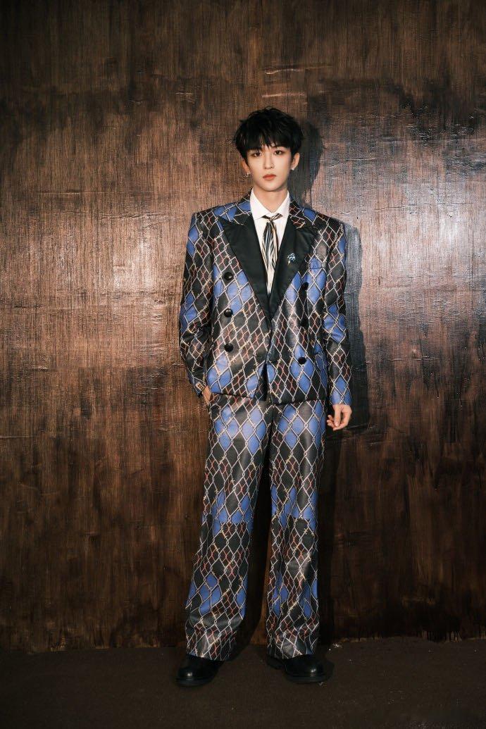 黄子弘凡最冷的地方跳最热的舞零下天穿单薄舞台装，跳得又带劲又撩，力度和节奏感绝了