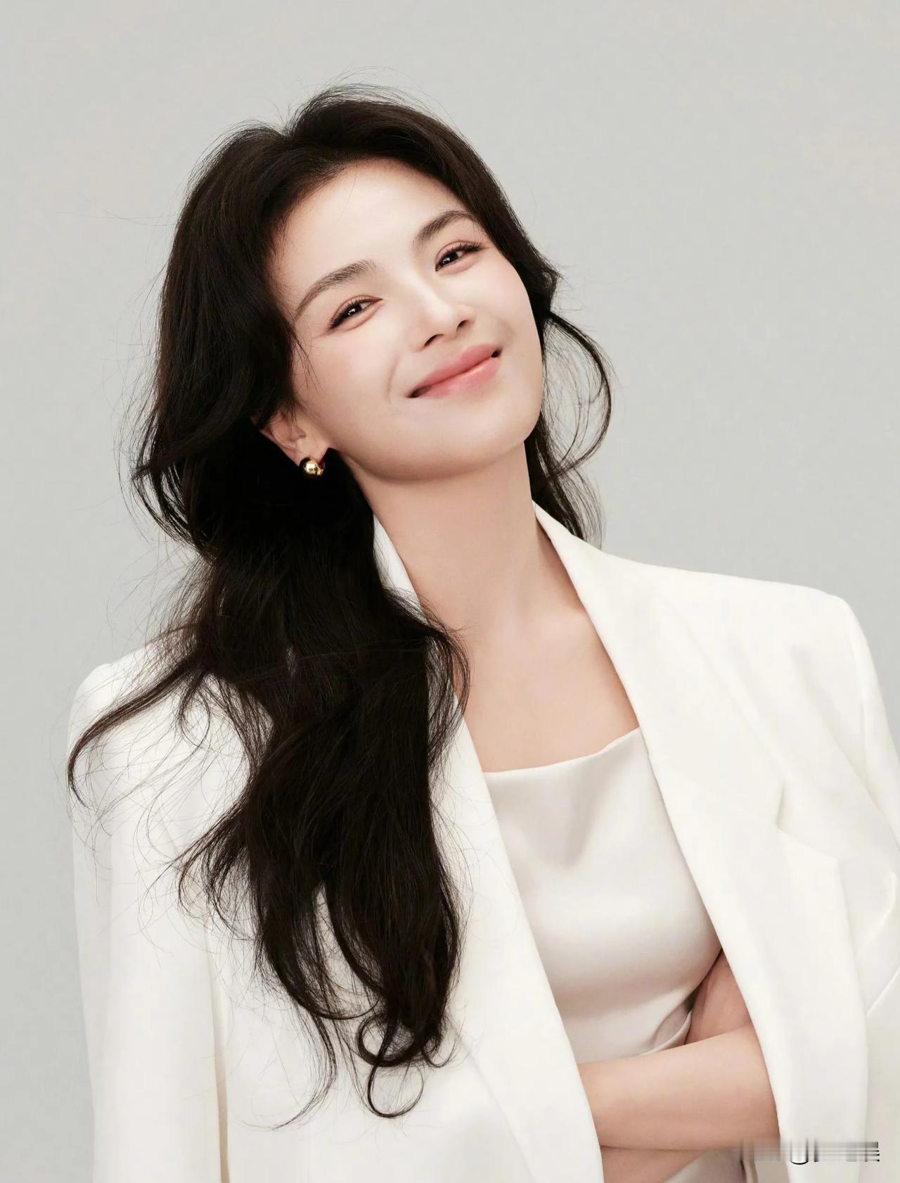 刘涛，女演员，优雅大方的形象深受观众喜爱。她的笑容温暖而亲切，给人一种如沐春风的