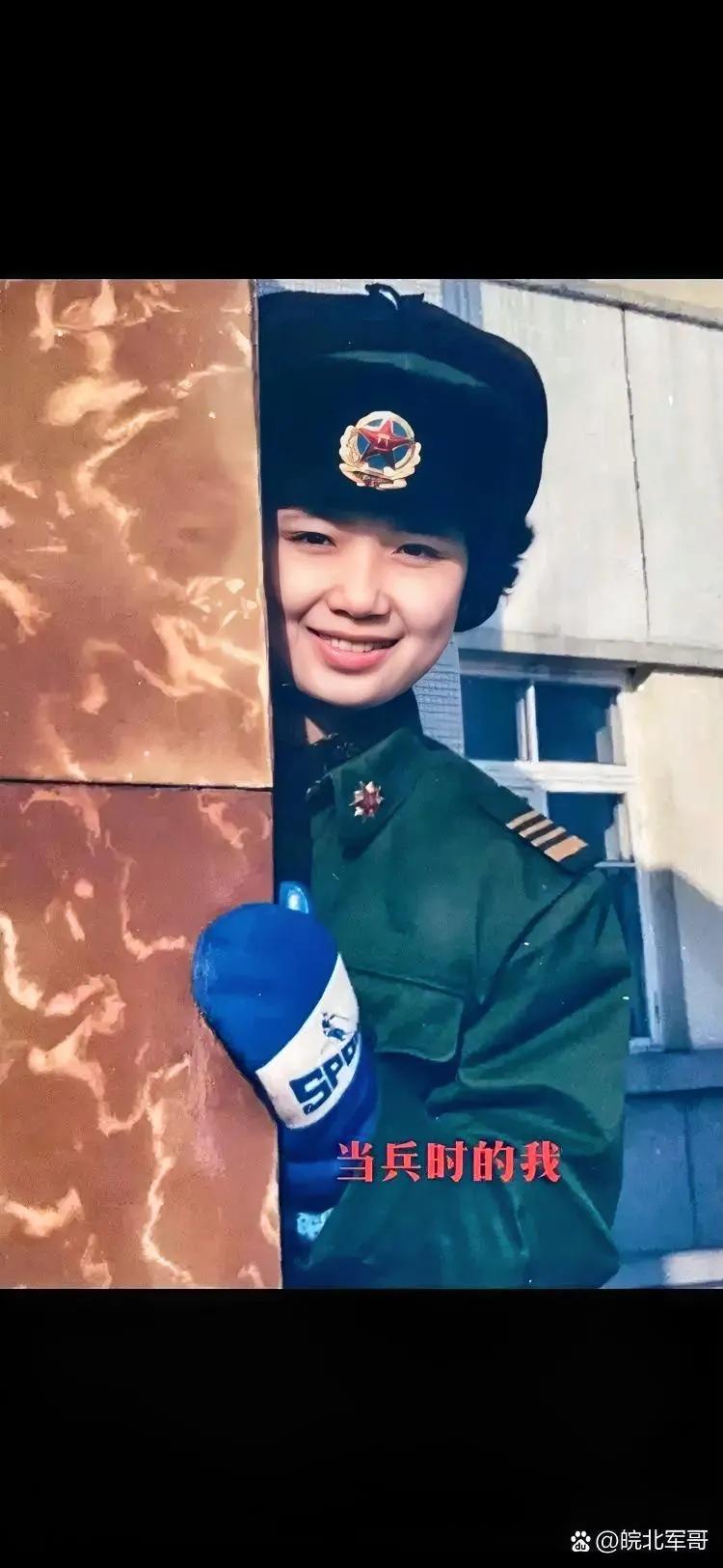 左边是青春豆蔻当兵时的她，右边是中年知性现在的她。

当过兵的人，就是不一样。一