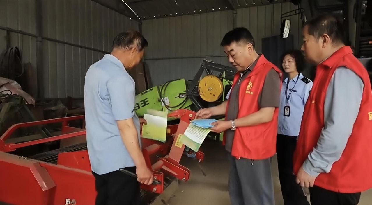 老乡，你有没有过这种糟心事？ 每年"三夏"大忙，农机该年检了，却得放下地里的活，