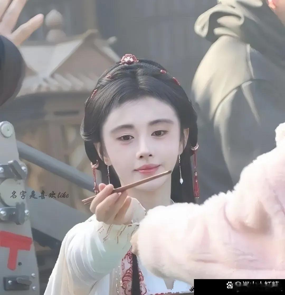 鞠婧祎掀开刘海后，气质大变，像换了个人 