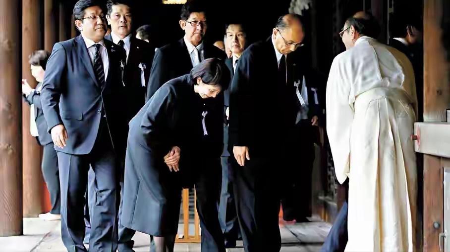 被中俄敲打过后，高市早苗没去靖国神社鞠躬，却批准了一份创纪录的防卫预算，这是比拜