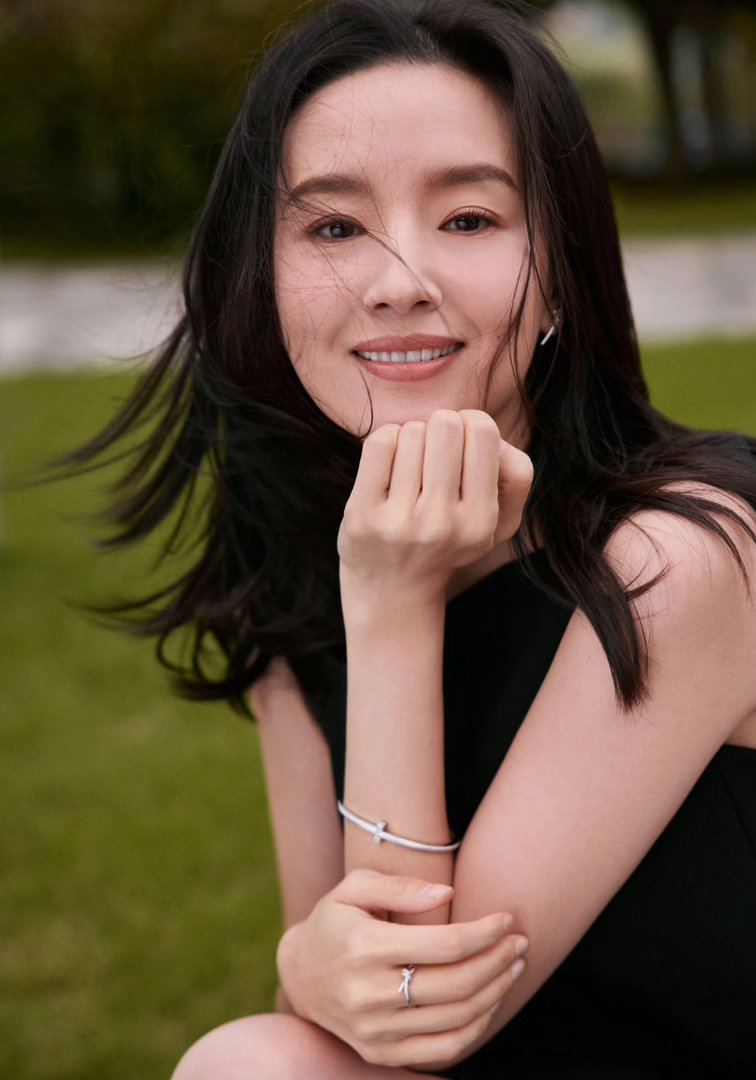 董洁新剧被拐深山真相大白 她的人生像一场漫长的交换。用自己的婚姻换父亲的手术费，