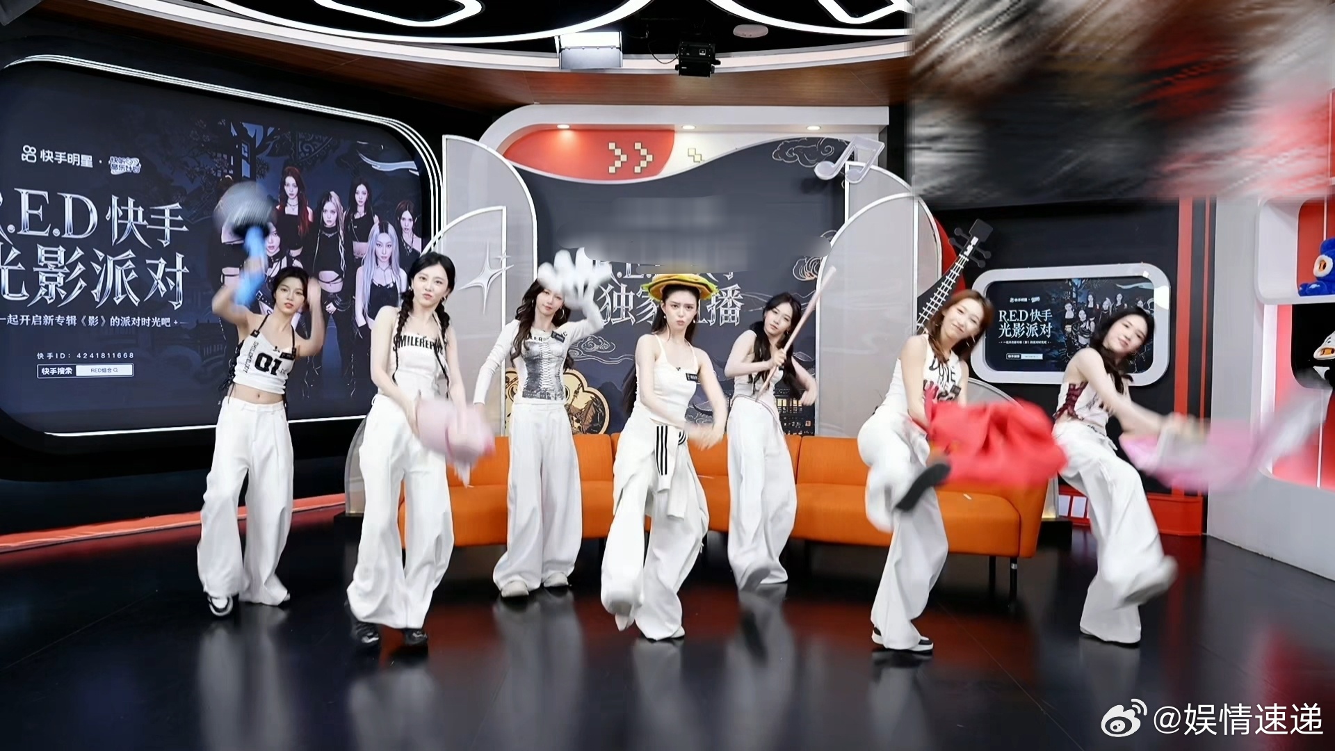 RED女团抽象版新歌演绎难得一见松弛感满分的演绎！R.E.D妹妹们拿着搞怪道具随