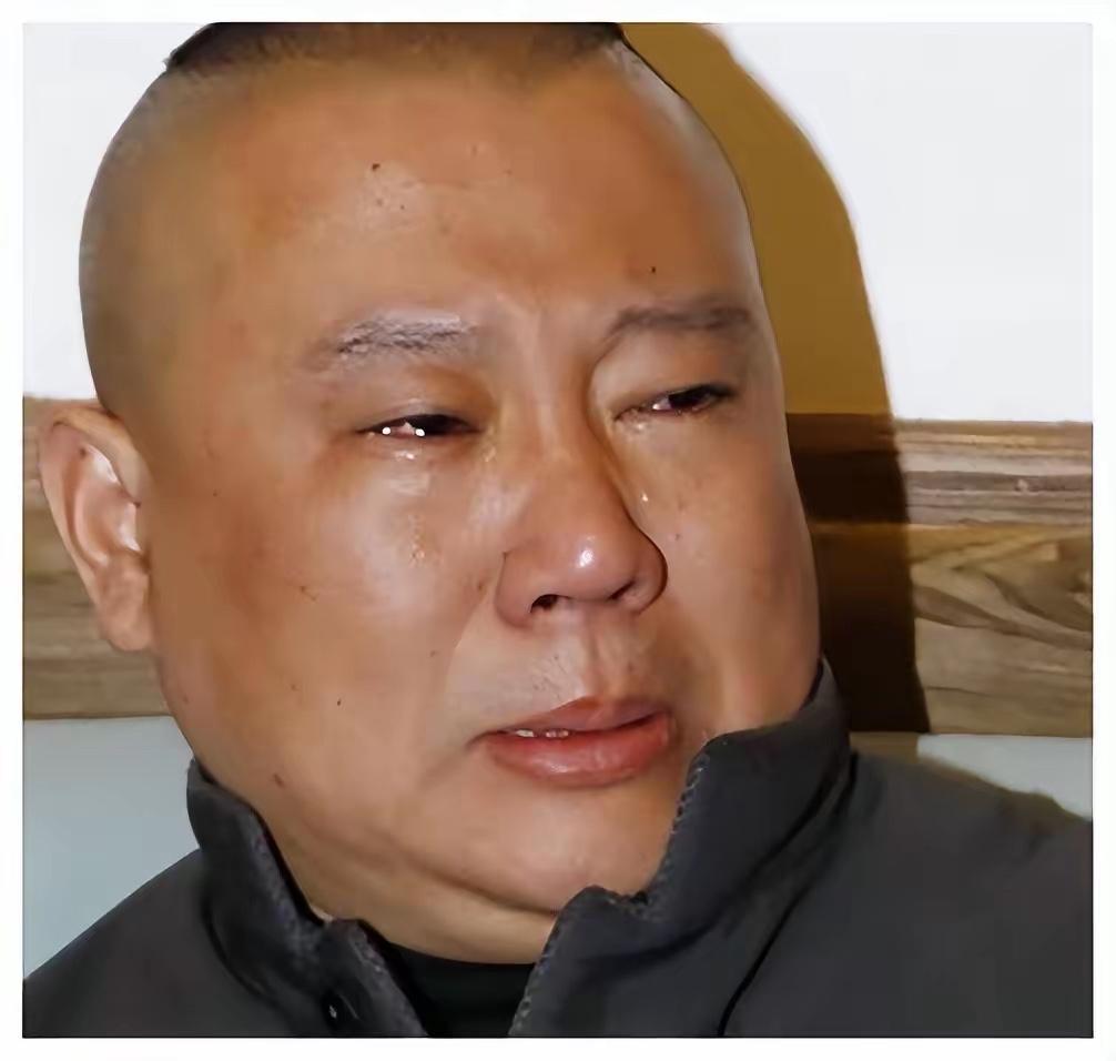 近日，德云社班主郭德纲在武汉麒麟剧社演出中，现场即兴改编红色经典歌曲《弹起我心爱