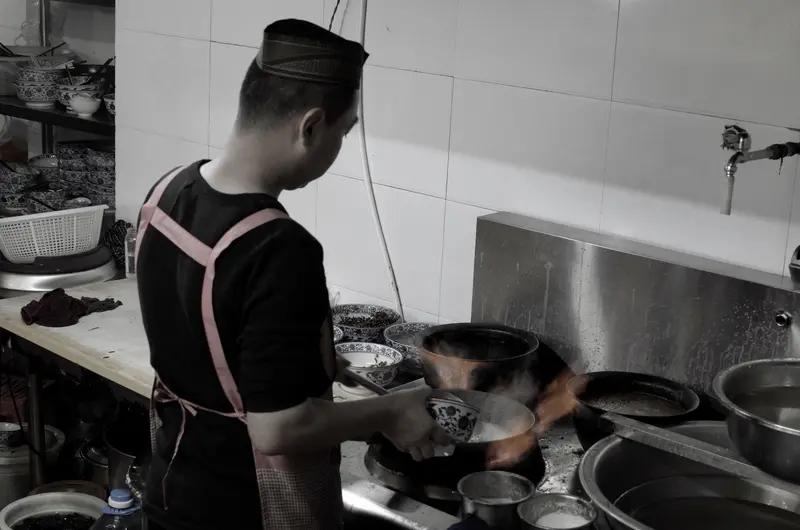 饭店老板的一个无心之举，却让全网破防：这世上，总有人在偷偷爱着你

你有没有在某