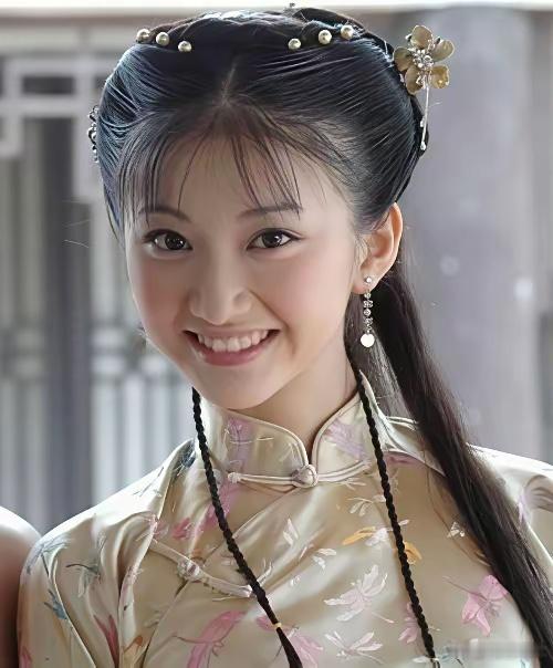 景甜以前也是很普的，代孕这事出来后，怎么都在力捧她的颜值了？孙割毁了她，也成就了