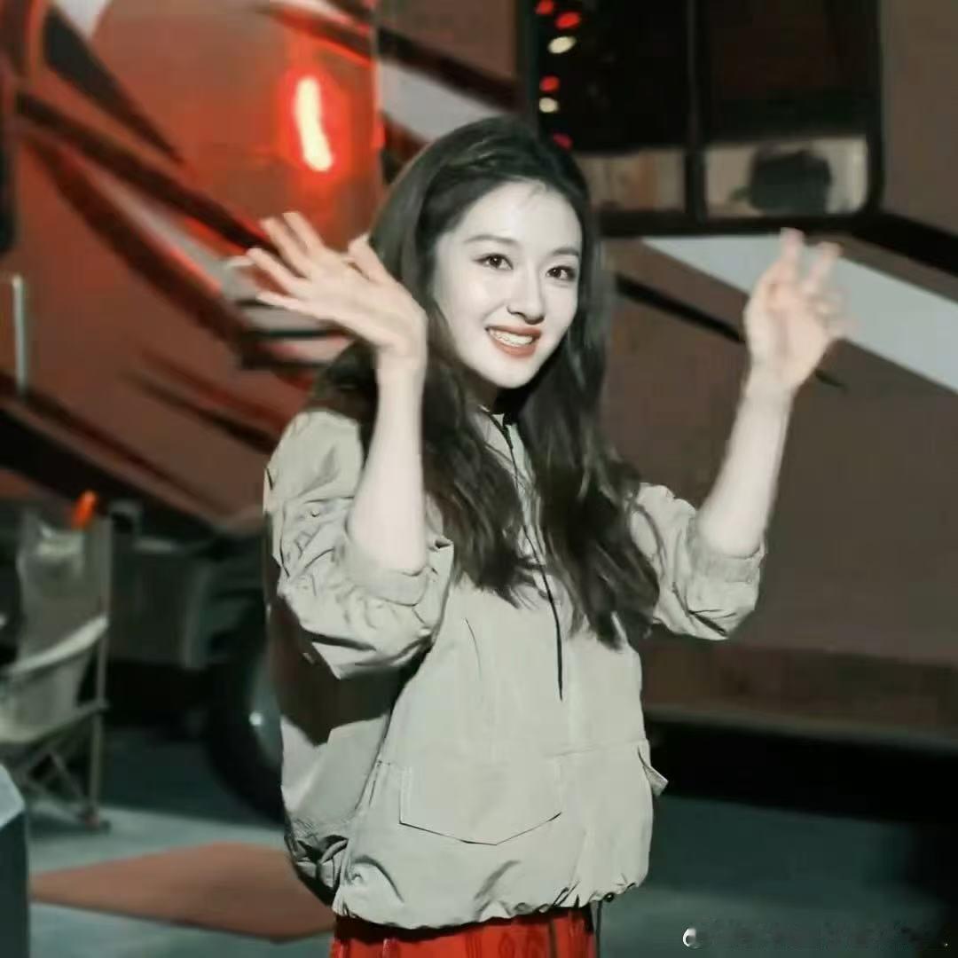 李兰迪喀什古城杀青应援路透 ​​​李兰迪《喀什古城》杀青啦！！！现场给粉丝分蛋糕