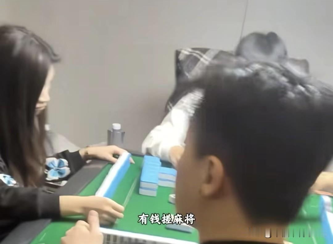 佛山四人搓着麻将白嫖啤酒，被抓包还想叫保安赶外卖小哥，脸呢？
 
广东佛山一棋牌