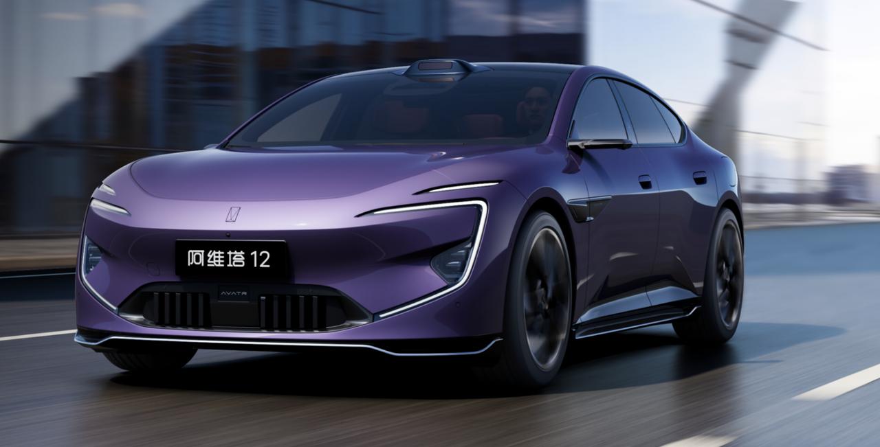 新阿维塔12开启预售 ，有以下信息点：
1、提供纯电与增程双动力，共推出7个车型