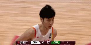 最后时刻，冯傲抢断，回场违例！还好中国男篮领先多，喀麦隆也没时间了！
这球，就是