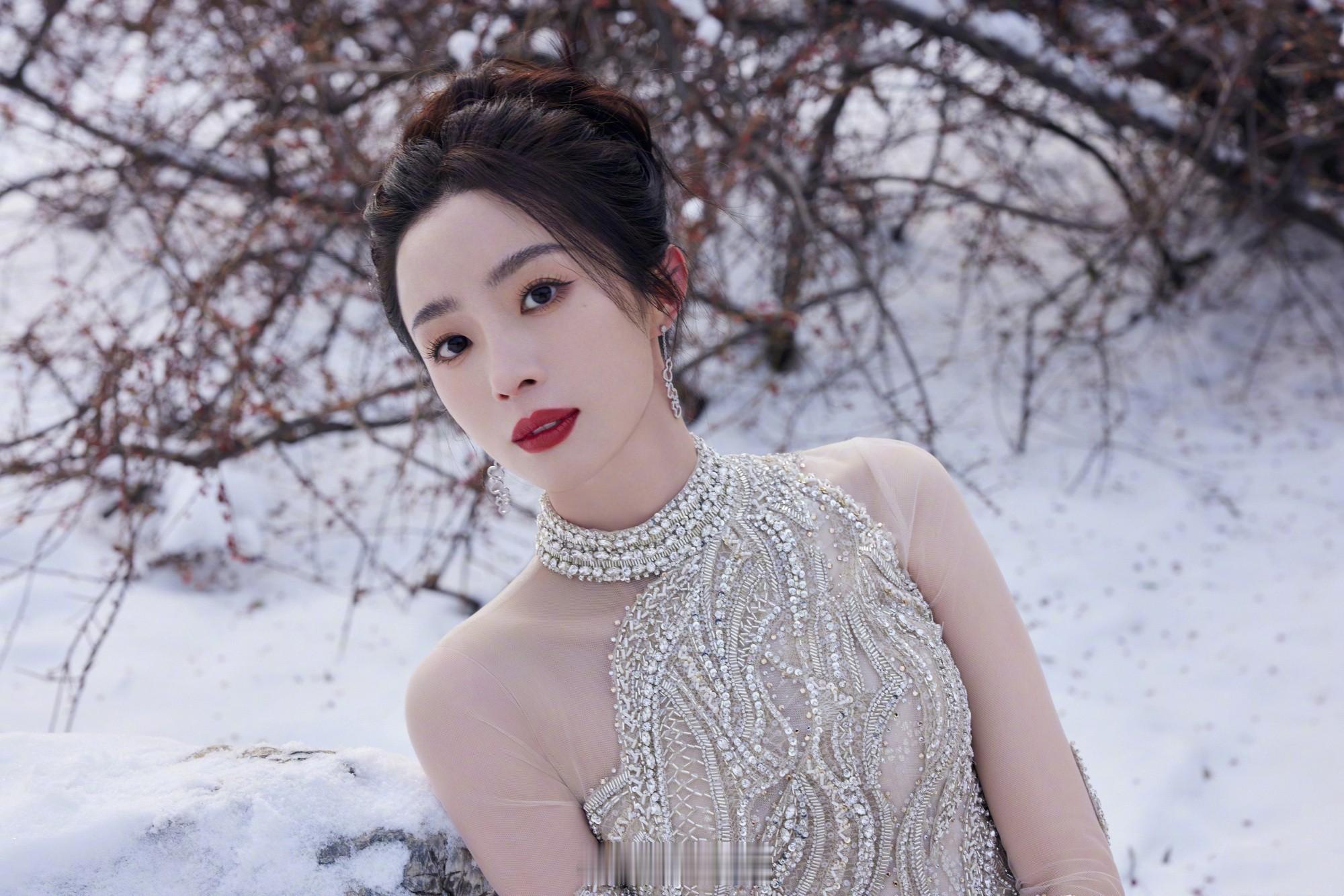 胡冰卿雪地银妆，红唇点缀，优雅迷人。胡冰卿