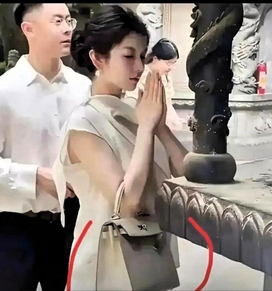 背10多万包的女人，也在拜佛，她在求什么？