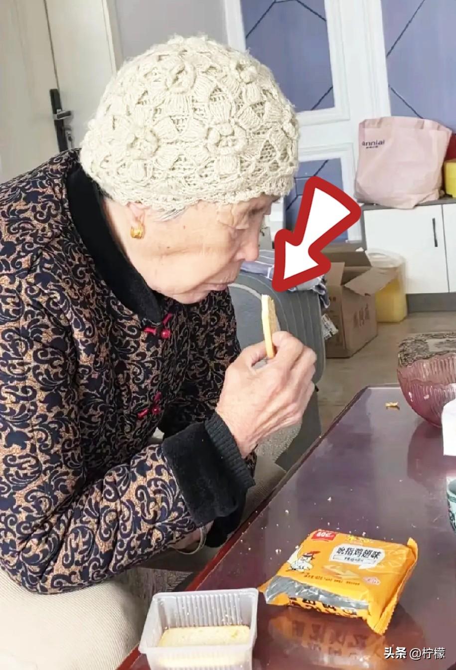 离婚三年了，
前婆婆还是阴魂不散地跟着我。
前夫和小三早就光明正大地结了婚，可我