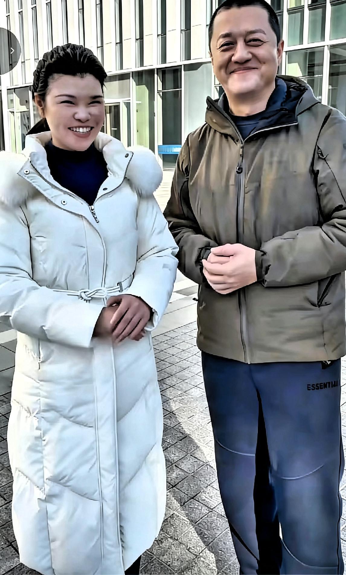 看到这条裤子彻底把明星的体面撕的粉粹，网友搜遍全网找到同款，居然很便宜，还满是陈