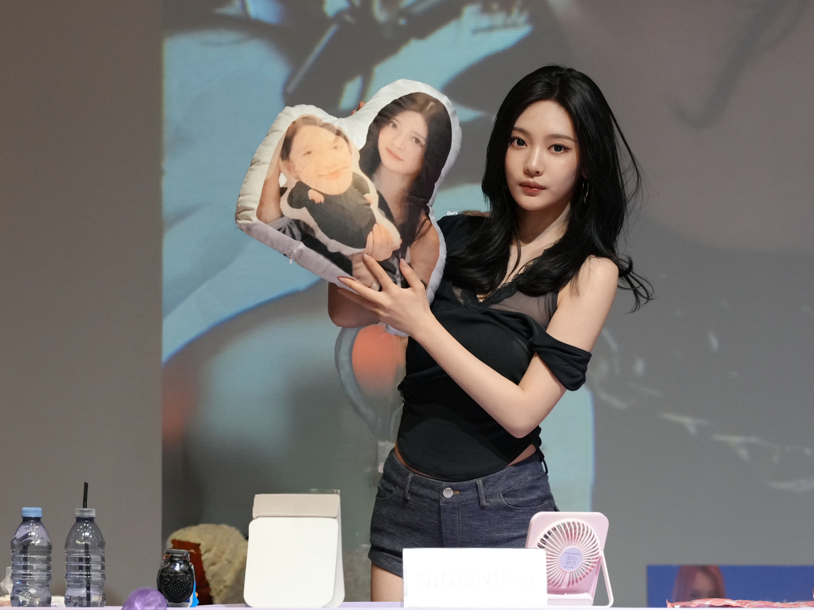 宁艺卓  260322 KMS一日店长©️Blurry  网页链接 （感谢投稿）